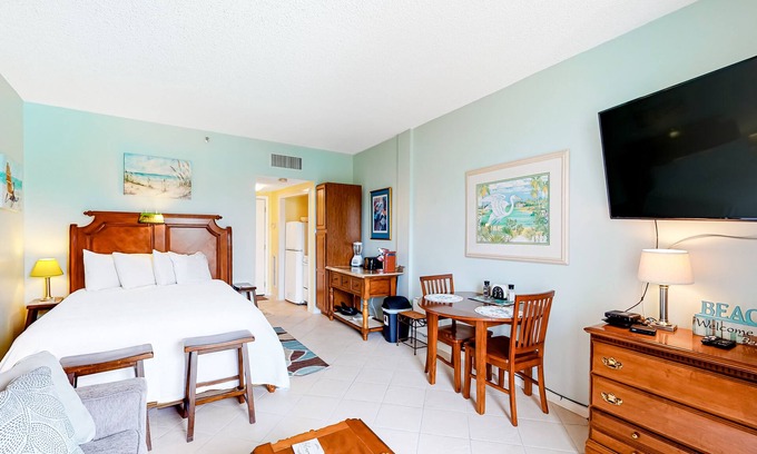 Fort Walton Beach Apartment | Second-floor studio with pool, high-speed WiFi, kitchenette & central AC