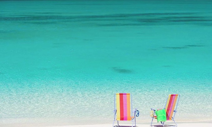 Leeward Settlement Villa | Seconds to Grace Bay Beach! 5BR, Private Pool! Nice gardens!