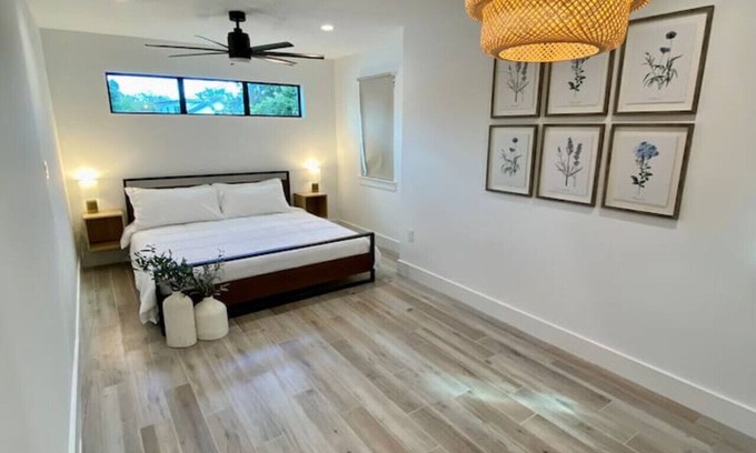 Houston House | Secure Cozy Tiny Home Central Houston