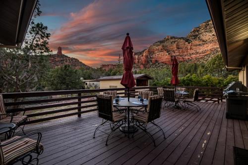 West Sedona House | Sedona Cliffside- Newly Remodeled with Up Close Red Rock Views, Private Hot, Sleeps 10! RV Parking!