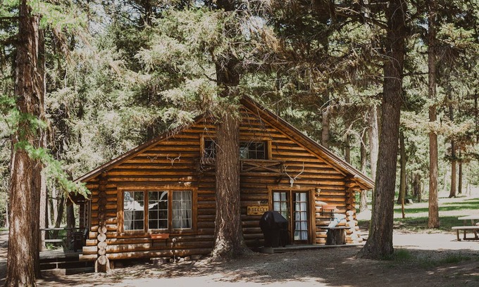 Seeley Lake Cabin | Seeley Cabin at Tamaracks Resort, a log lakefront cabin on Seeley Lake, Montana.