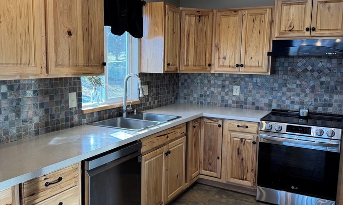 Selah House | Selah Country, elbow room, acreage, view!