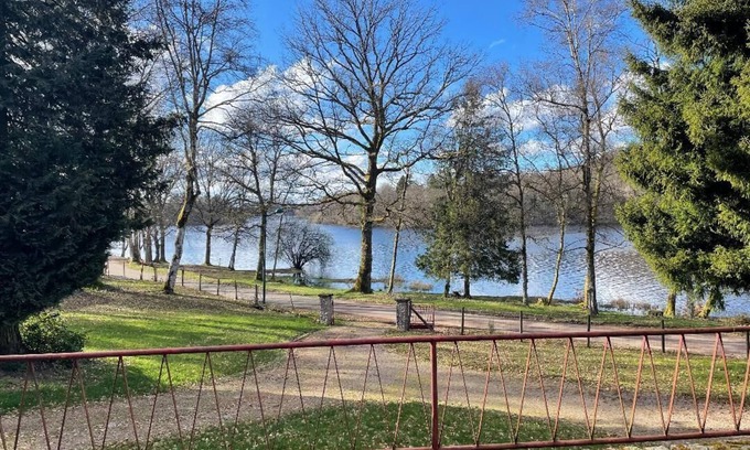 Moux-en-Morvan House | Self-catered house with view over the lake of Settons, quiet touristy road