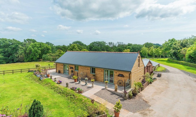Cowbridge Cottage | Self-contained cosy one bedroom holiday barn