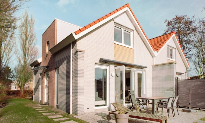 Makkum House | Semi-detached 6-person bungalow with yard, water view, and modern amenities at Beach Resort Makkum, right at the IJsselmeer.