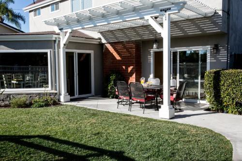 Hermosa Village House | Sensational 6 Bedroom 4 Bathroom Pool Home (3 Master Bedrooms W/bathrooms)