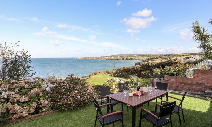 Amlwch House | SER A MOR (STARS AND SEA), pet friendly, with open fire in Amlwch