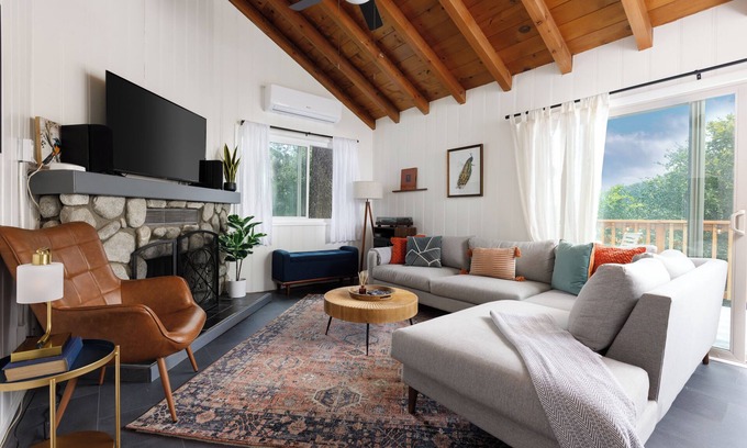 Crestline House | Serene 2 Bed 2 Bath Cabin with Hot Tub Nestled in San Bernardino Mountains