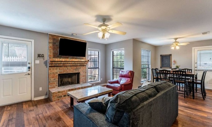 Cedar Hill House | Serene and Dazzling 3 Bedroom Home