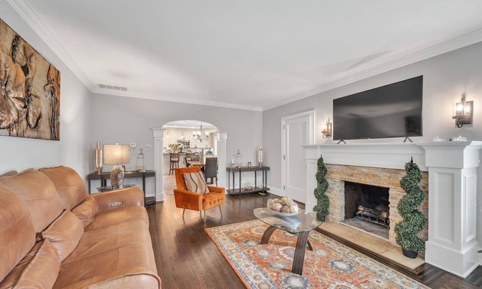 Des Plaines House | Serene & Charming 5BR Des Plaines Getaway by RedAwning