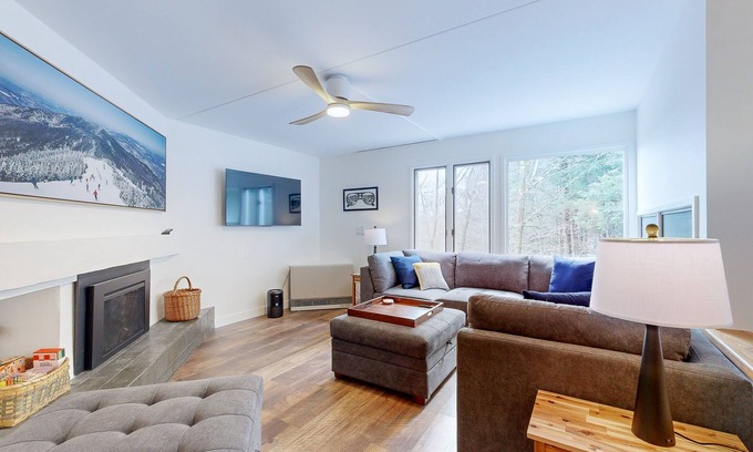 Warren Condo | Serene condo near shuttle to slopes with pools, sports courts, & hot tub