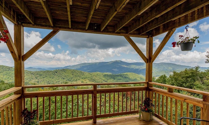 Sugar Mountain Condo | Serene & Cozy ★ Jetted Tub ★ Fireplace ★ Long Mountain view ★ Close 2 Resort