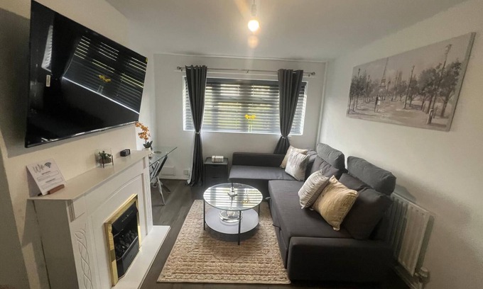 Wolverhampton Apartment | Serene Escape Cosy Apartment in Wolverhampton