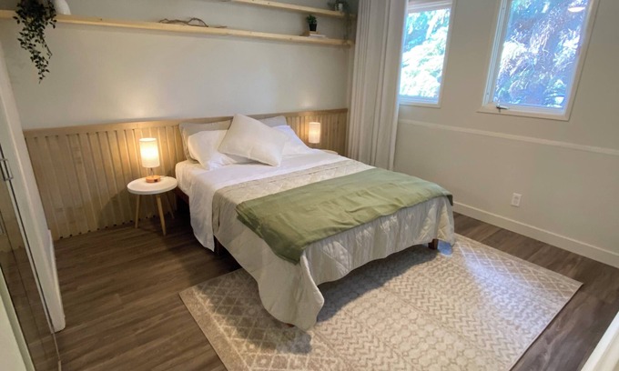 Red Deer House | Serene Family Home Close to Everything - 4Bed 3Bath with Games Room & Gym Space