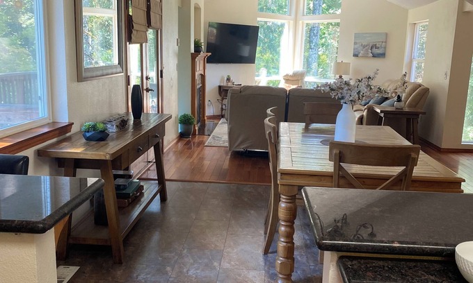 West Salem House | Serene Heaven! NW Salem 3 bedroom, 2 bath house AC, takes pets, fenced backyard.