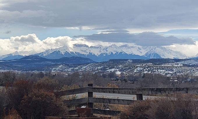 Montrose Cabin | Serene Mountain Retreat with Breathtaking Views – 1.5 Hrs from Telluride!