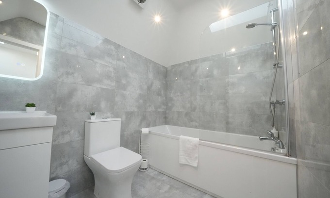 Stanwell Apartment | Serene Oasis 5mins from Heathrow Airport - Free Parking