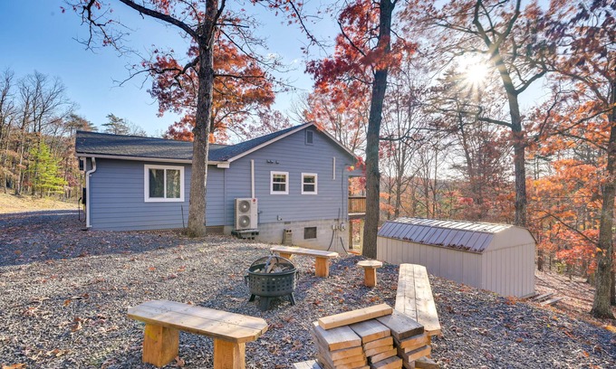 Points House | Serene Springfield Retreat on 6 Acres w/Hot Tub!