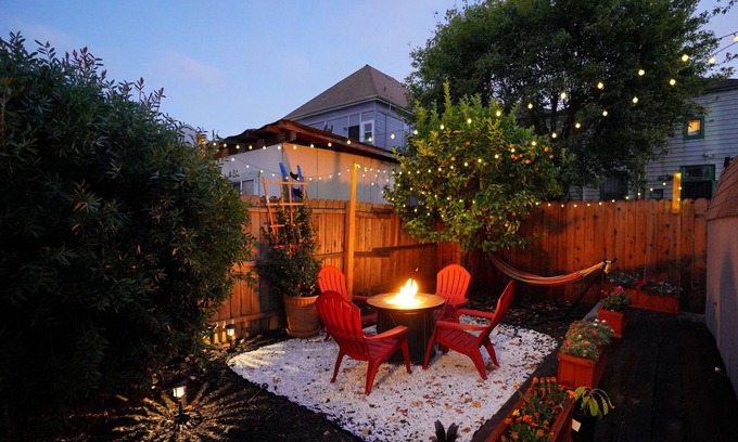 Oak Center House | Serene Uptown Retreat CL Train, Convention Center & Fox THE, w/BBQ & Garden