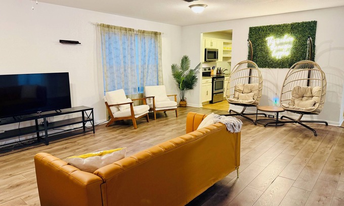 West San Antonio House | Serenity Away From Home-6BR near Lackland AFB and Seaaworld