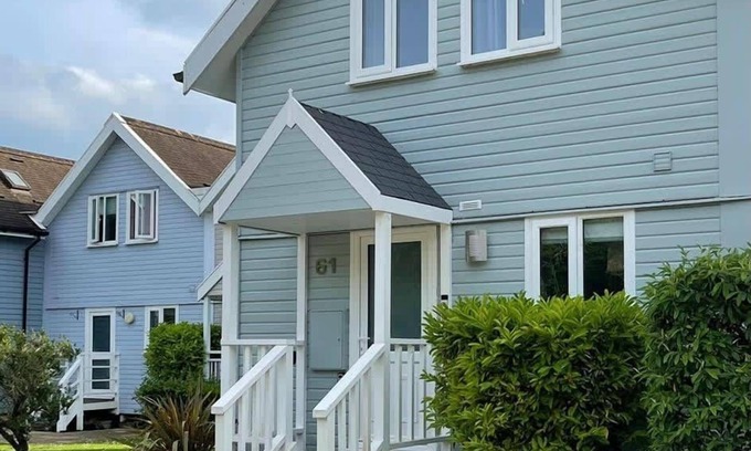 South Cerney House | Serenity | Lakeside Cottage for 4 in Cotswolds