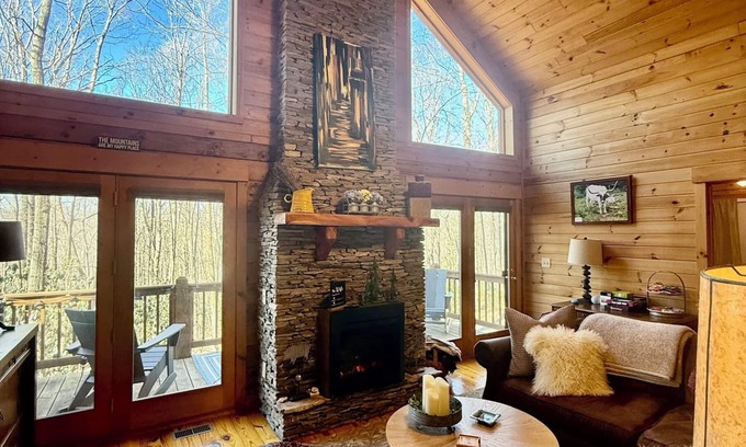 West Jefferson Cabin | Serenity Meets Convenience - Honey Bear Log Cabin Near Downtown West Jefferson