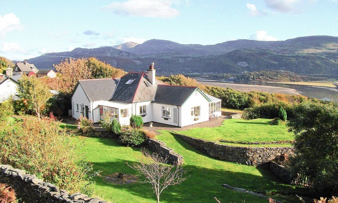 Barmouth Cottage | Set on the headland with fantastic mountain and sea views.