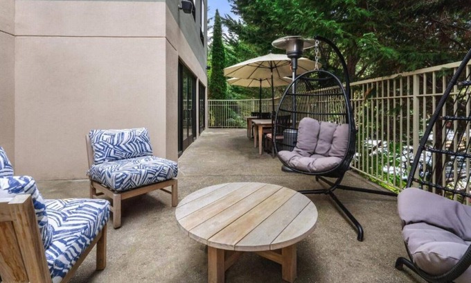 Bothell House | Set within green surroundings, stay with us !