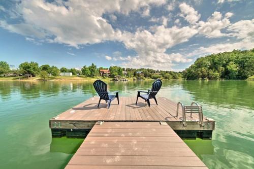 Sevierville House | Sevierville Lake House with Deck and Foosball Table!