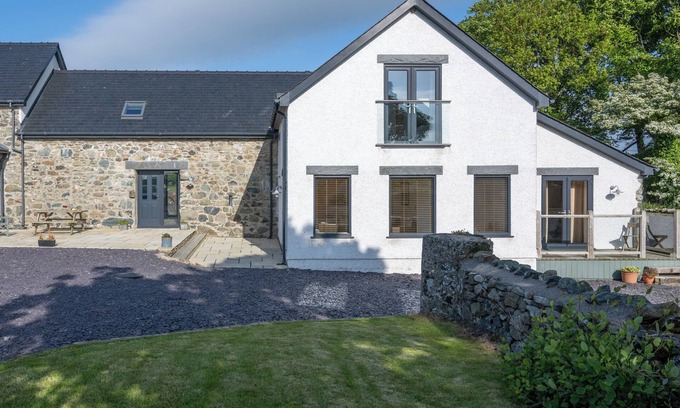 Menai Bridge Cottage | 'SGUBOR, family friendly, character holiday cottage in Pentraeth