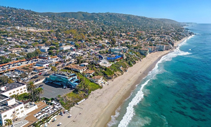 Laguna Beach Apartment | SH 1 Ocean View condo, walk to Main Beach, heated pool Accs