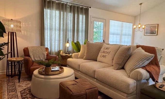 Rockwood House | Shady Grove | Pet-Friendly 2 Kings No Chores