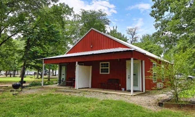Hugo Cabin | Shady Oaks RV Resort 1 Bedroom Modern Cabin