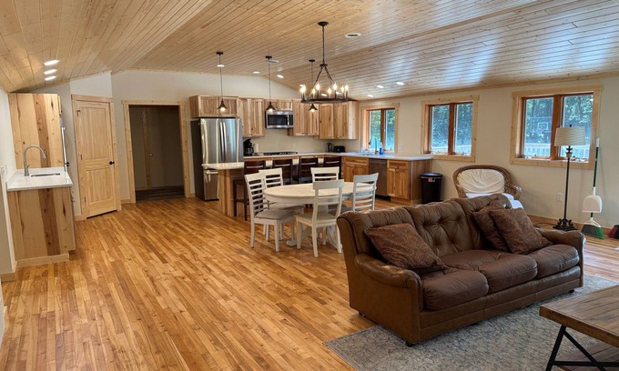 Tomahawk Cabin | Shady Rest Cabin #12, Brand-New 4-Bedroom Lakeside Cottage