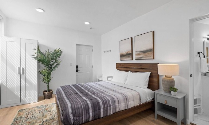 East Liberty Apartment | Shadyside/Central @2 Bright and Stylish Studio with Free Parking