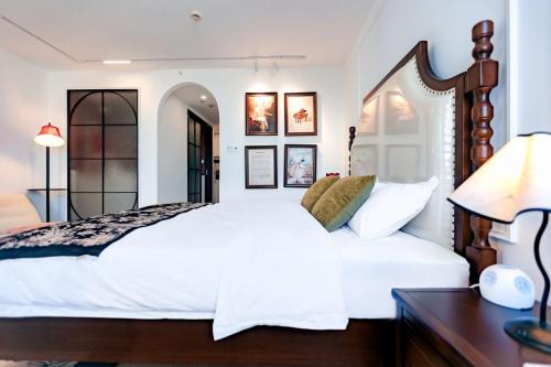 Minhang Apartment | Shanghai Hills & Panorama River Suite Close to Metro Line 4