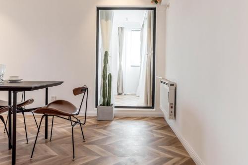 Downtown Shanghai Apartment | Shanghai Hills&Serendipity Coloured Glaze Family Homestay with 2 Bedrooms Near Line1&2 People Square