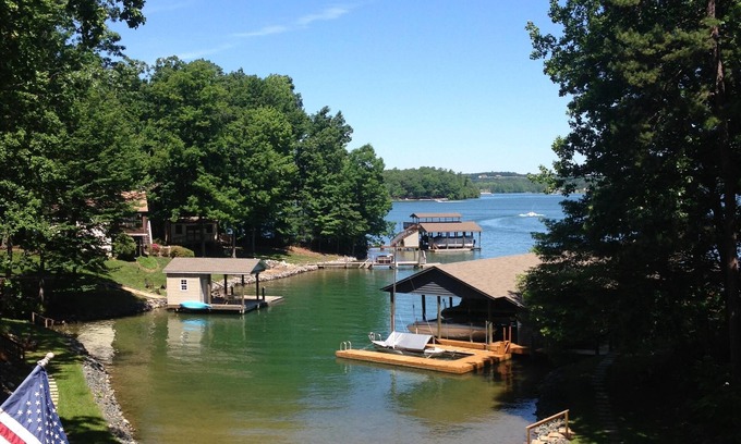 Huddleston House | Shangri La Family town home with Internet