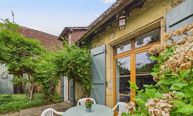 Montignac Ski Chalet | Shared pool and wooded grounds - house for 4