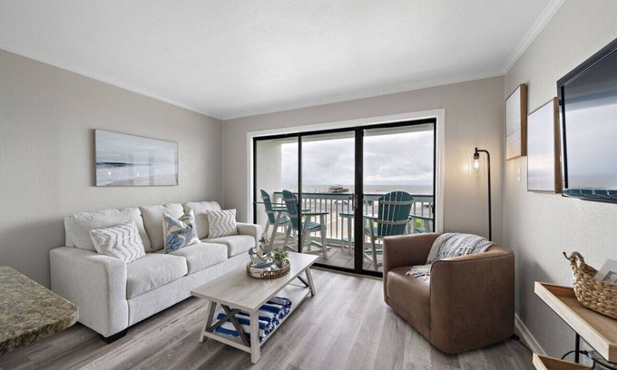 Galveston Condo | Shared pools and picnic BBQ grill area