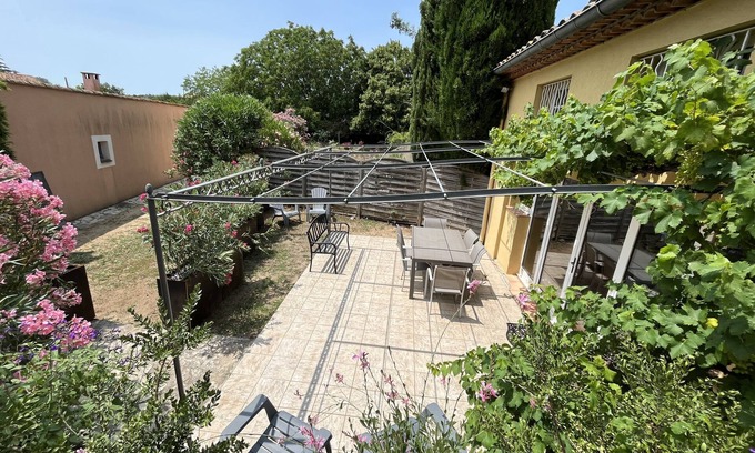 Saint-Quentin-la-Poterie Apartment | Shelby - Gîte Atypique 6 Personnes à 5mn D'uzès Style Loft Ambiance Automobile