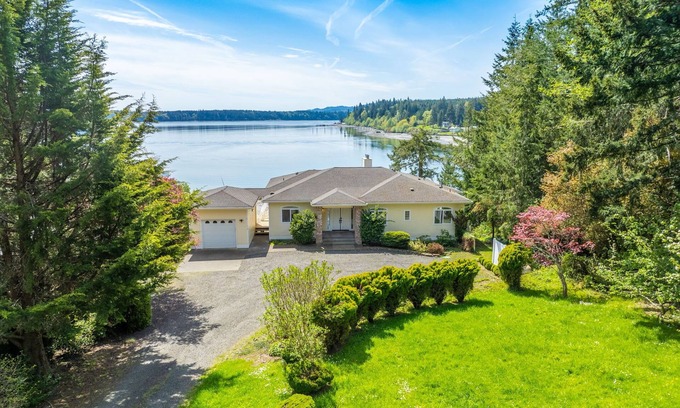 Shelton House | Shelton Waterfront: Hot Tub, Firepit & Garden