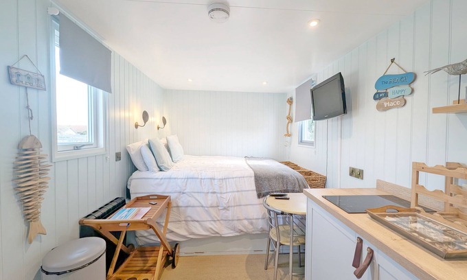 Pagham Cottage | Shepherd's Hut on the Beach - Pagham - sleeps 2 guests in 1 bedroom