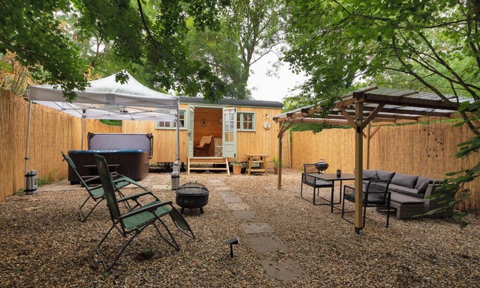 Maidstone Cabin | Shepherds Hut With Hot Tub. Pet-friendly. Own Private Garden Area