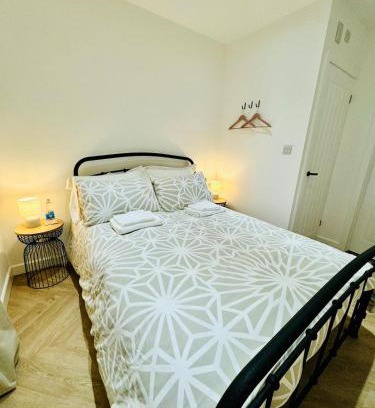 Shoreham-by-Sea Apartment | Shoreham Beach Cabana - Cozy ensuite Cabana with private entrance on beautiful Shoreham Beach - Close to Brighton City Airport and Panattoni Park