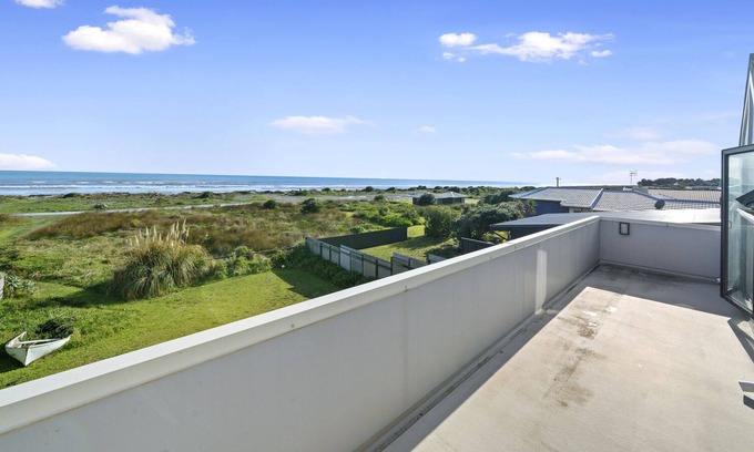 Te Horo Beach House | SHORELINE SERENITY – TE HORO BEACH HOLIDAY HOME in Te Horo Beach