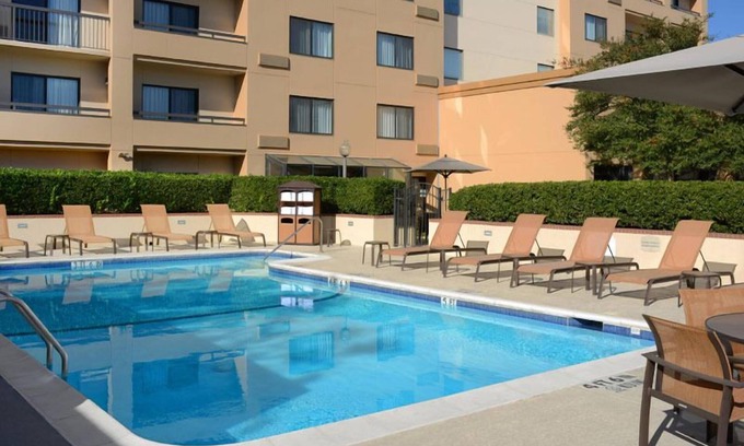 North Dallas Apartment | Short Drive to Dallas World Aquarium! 2 Pet-friendly Units, Parking, Pool!