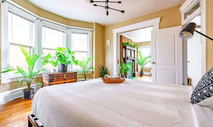 Victorian Village House | Short North - King Bed - Convention - Parking Free