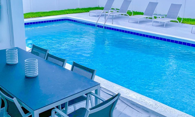 East Fort Lauderdale House | SHORT WALK TO BEACH AND RESTAURANTS HEATED POOL