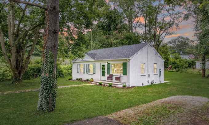 Downtown House | Short Walk to Alumni Mall Campus Entrance Moss Arts Center and Pk's